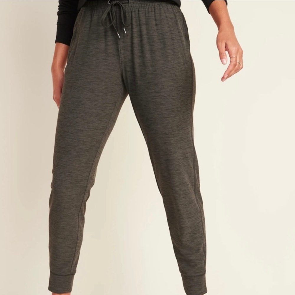 Old Navy Mid-Rise Breathe ON Jogger Pants 1X in grey/green